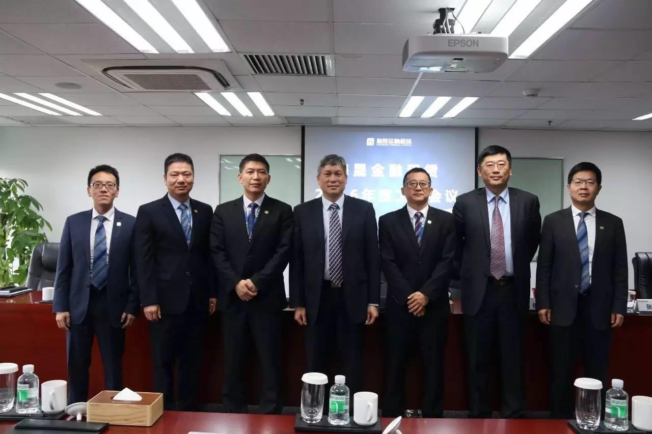 公司高层领导合影留念